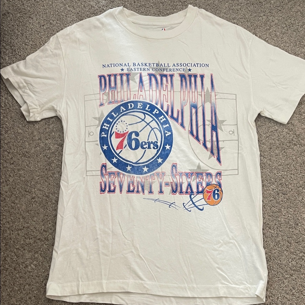 Abercrombie & Fitch Philadelphia 76ers White Graphic T-Shirt
EUC
